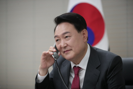 윤석열 대통령 당선인이 11일 오전 서울 여의도 국민의힘 중앙당사에서 기시다 후미오 일본 총리와 통화를 하고 있다.  [국민의힘 제공]